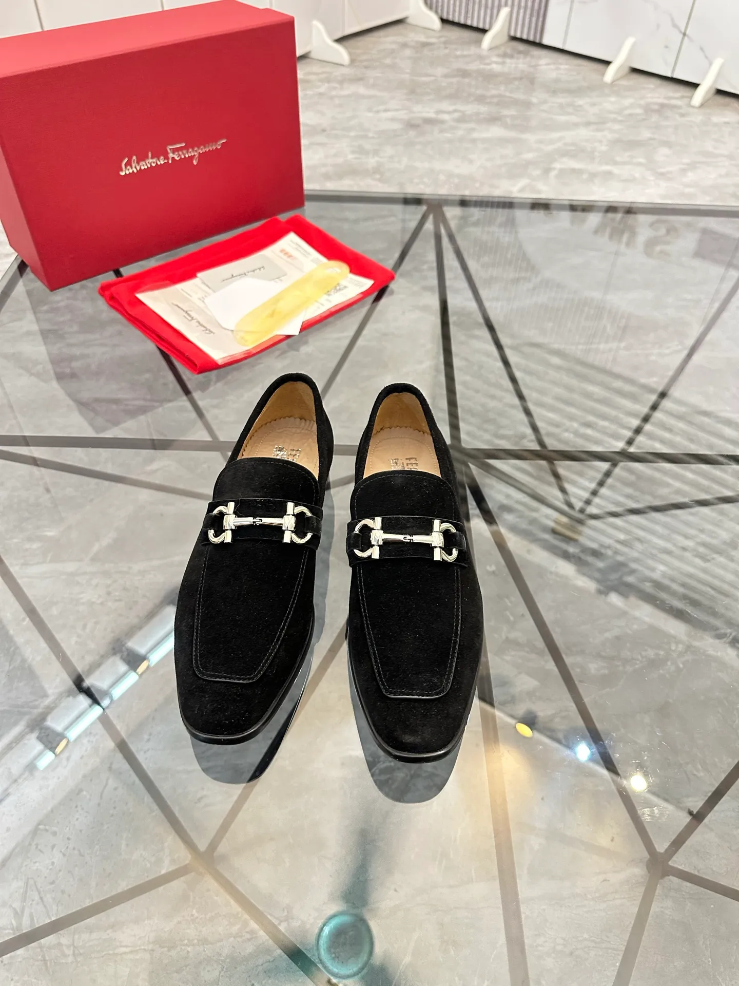 Men's shoes: 💰P640¥ High-end quality Product trademark: Ferragamo* "Ferragamo*" leather shoes Regular size: 38-44 (can be customized to 45.46.) Product materials: imported first-layer nubuck leather upper, cowhide lining, original outsole. Number: 688